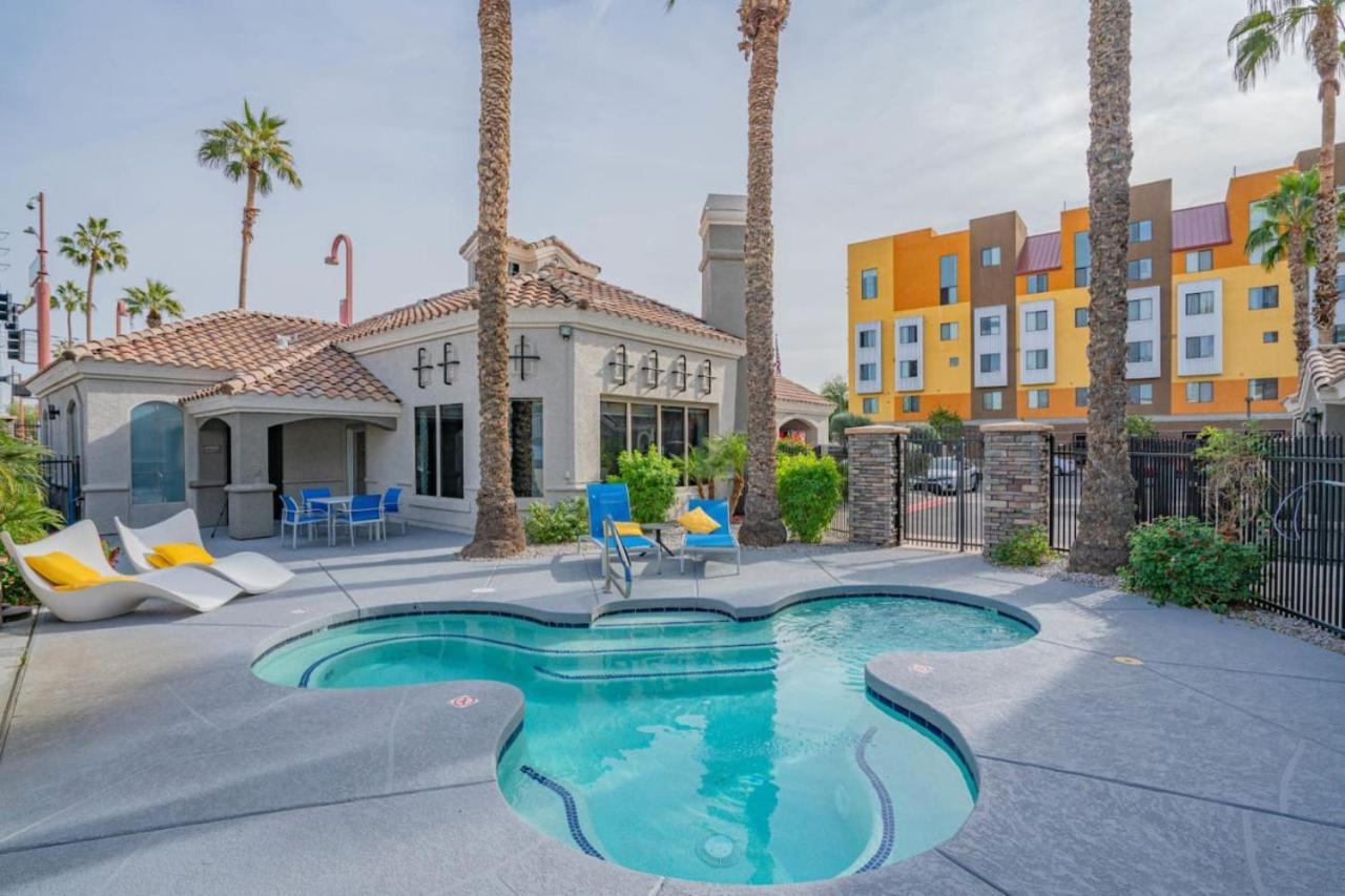 Apartamento Posh 2Bd - Midtown - Gym, Pool, W-D, Parking - Sleeps 8 Phoenix Exterior foto