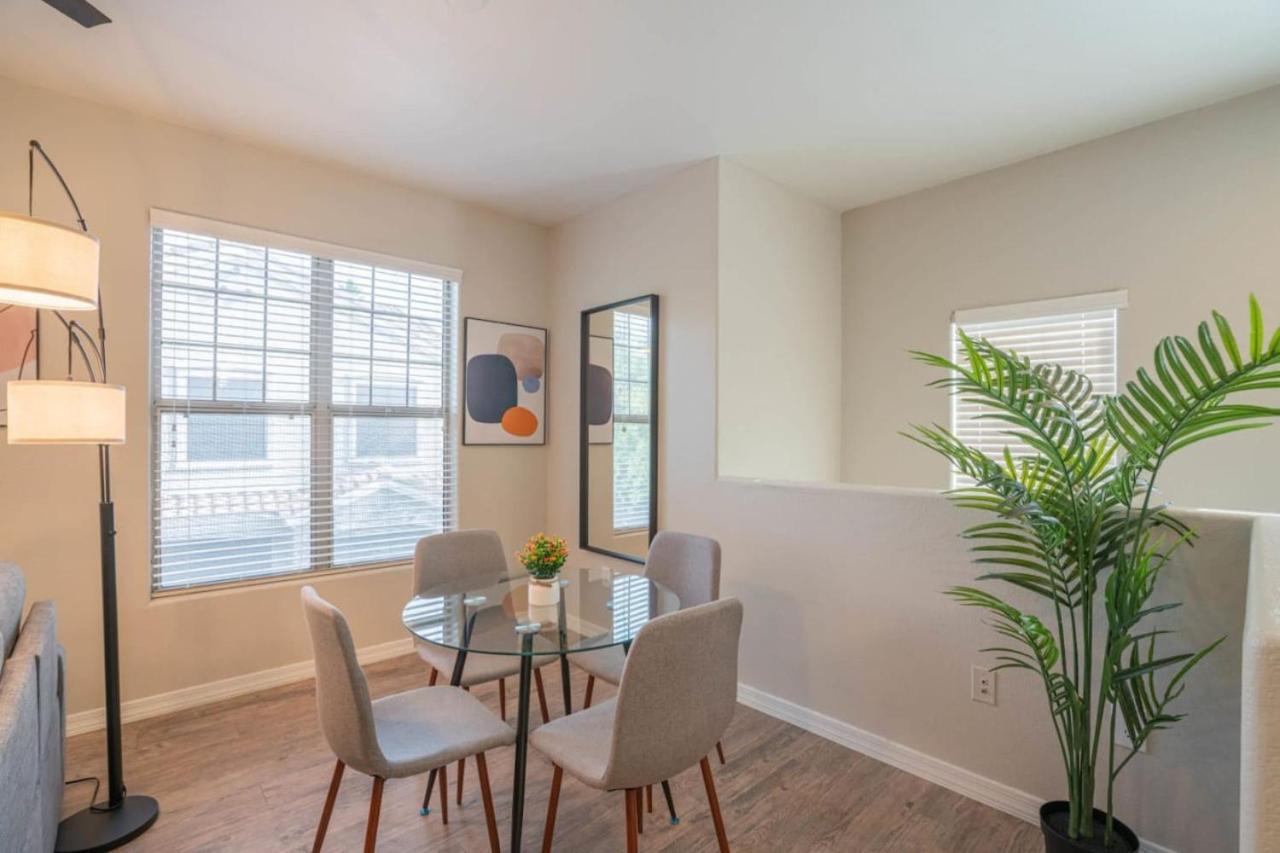 Apartamento Posh 2Bd - Midtown - Gym, Pool, W-D, Parking - Sleeps 8 Phoenix Exterior foto